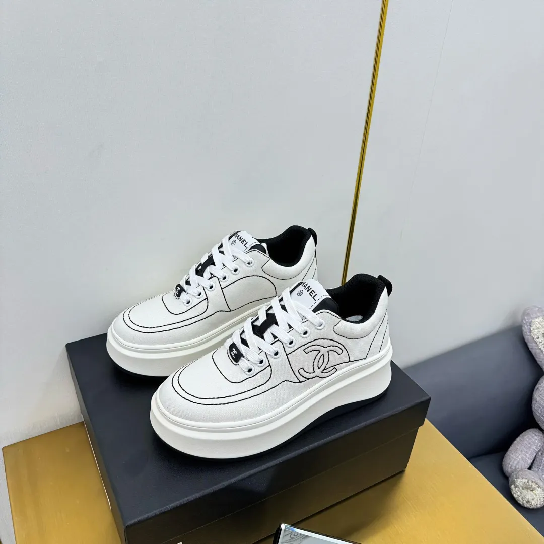 👟👟Ex-factory price 600👟👟 Upgraded version, upgraded version, upgraded version! No rebuttal accepted! ! ! ! Chanel Chanel panda shoes! 2025 counter's top casual sports shoes. This classic design; the upper is electro-embroidered with a variety of techniques; the outsole is fashionable and sporty; the unusual inclusion of a variety of color matching elements... The diversified mix and match is very good-looking and versatile, and can be used for leisure, fashion, sports, and outdoor... ꫛꫀꪝ Go➫ Materials: ❶Upper made of: original imported first-layer silk cowhide + original waterproof cloth + original first-layer cowhide ❷Inner lining: Original Yangli+Net ❸Outsole based on: Original TPU combination outsole Counter boutique packaging complete set for women 35–41 👉 👉
